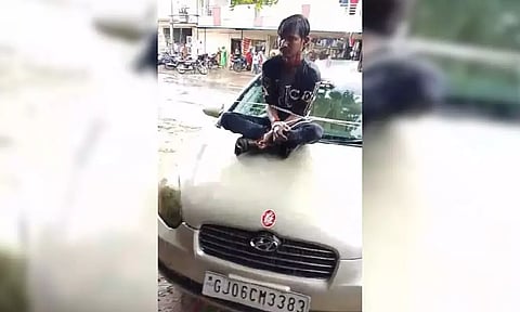 கார் பானெட்டில் வாலிபரை கட்டி வைத்து தாக்குதல்: வீடியோ வெளியானதால் போலீசார் நடவடிக்கை