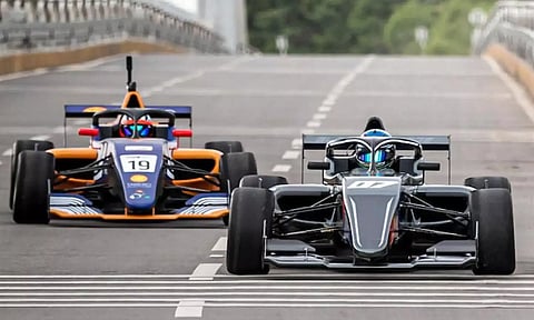 பார்முலா 4 கார் பந்தயம்- பிரதான ரேஸ் போட்டிகள் தொடங்கியது