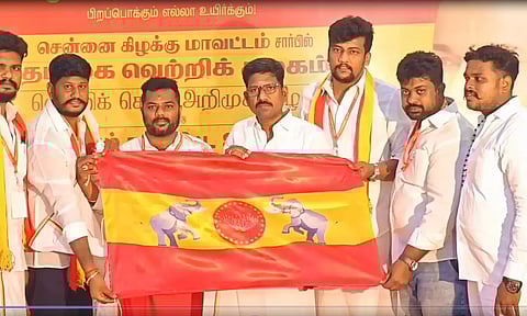 1000 பேருக்கு கட்சிக் கொடி, சிக்கன் பிரியாணி- கவனம் ஈர்த்த விஜய் ரசிகர்கள்