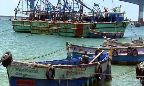 தமிழக மீனவர்கள் 4 பேரை சிறைபிடித்த இலங்கை கடற்படை