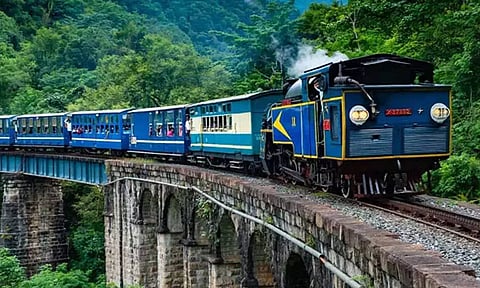 குன்னூர்-ஊட்டி இடையே சிறப்பு மலை ரெயில் இயக்கம்- சுற்றுலா பயணிகள் உற்சாகம்