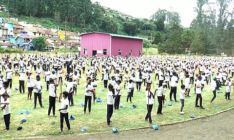 குன்னூர் வெலிங்டன் கண்டோன்மென்ட் மைதானத்தில் சிலம்பம் சுழற்றி சாதனை படைத்த மாணவ-மாணவிகள்.