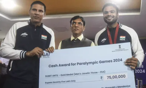 Union Minister with Paralympic medal winners