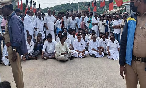 ஓசூர் அருகே கே.பி.முனுசாமி எம்.எல்.ஏ. திடீர் சாலை மறியல்: வாக்குவாதம்