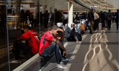 அதானி நிறுவனத்துக்கு குத்தகைவிட எதிர்ப்பு: போராட்டத்தில் ஈடுபட்ட விமான நிலைய ஊழியர்கள்