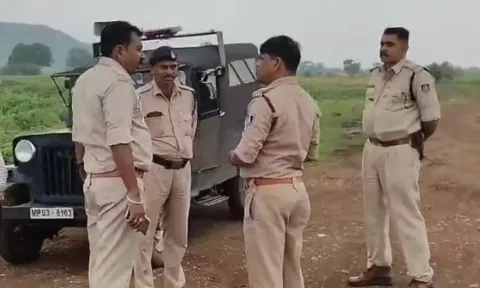 ராணுவ அதிகாரிகளை தாக்கி துப்பாக்கி முனையில் பெண் பாலியல் பலாத்காரம்: 7 பேர் கும்பல் அட்டூழியம்