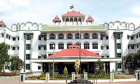 தூத்துக்குடியில் கனிமவள அதிகாரிகள் ஆய்வு நடத்தி அறிக்கை அளிக்க வேண்டும்- மதுரை ஐகோர்ட் உத்தரவு