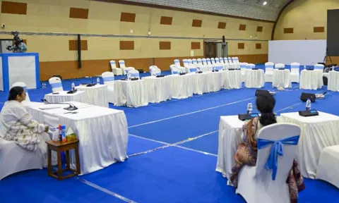 Live கேட்ட மருத்துவர்கள், 2 மணி நேரம் காலி சேர்களுடன் காத்திருந்த மம்தா..