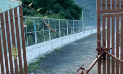 அணையின் நுழைவாயில் இரும்பு கதவை சேதப்படுத்திய காட்டுயானை