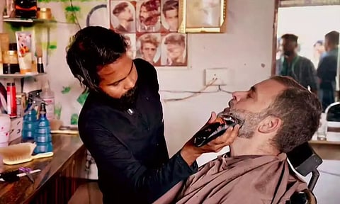 முடிவெட்டிய சவர தொழிலாளிக்கு சர்ப்ரைஸ் கிப்ட் அனுப்பிய ராகுல் காந்தி