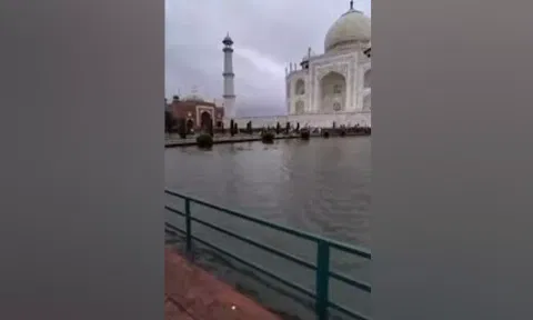 ஆக்ராவில் கனமழை - தாஜ்மஹாலை சூழ்ந்த வெள்ளம்
