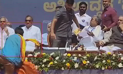 பாதுகாப்பை மீறி முதல்வரை நோக்கி ஓடிய நபர்.. கர்நாடகாவில் பரபரப்பு - வீடியோ