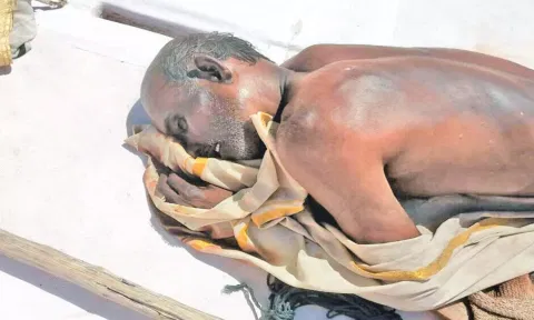 அறந்தாங்கி அருகே நடுக்கடலில் ஆண் பிணத்துடன் மிதந்து வந்த நாட்டுப்படகு