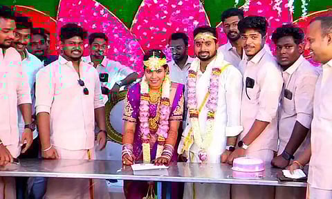 மணமகளிடம் பத்திரத்தில் கையெழுத்து வாங்கிய மணமகனின் நண்பர்கள்