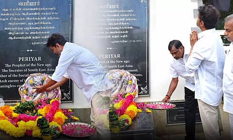 பெரியார் நினைவிடத்தில் த.வெ.க. தலைவர் விஜய் மரியாதை