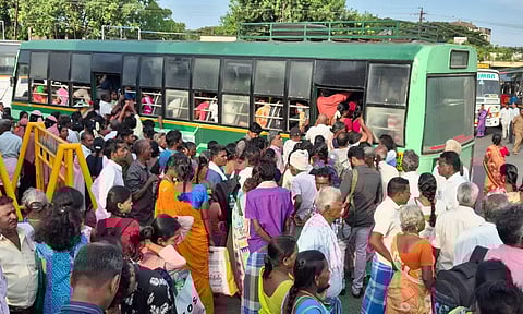 இந்தியா கூட்டணி சார்பில் பந்த்: கடலூர் பஸ் நிலையத்தில் முண்டியடித்து ஏறும் பயணிகள்