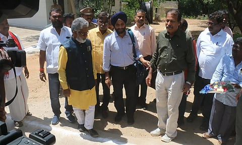 தேசிய மனித உரிமை ஆணைய குழுவினரிடம், தேயிலை தோட்ட தொழிலாளிகளுக்கான கோரிக்கைகள் குறித்த மனுவை வழங்குவதற்காக வந்த புதிய தமிழகம் கட்சி தலைவர் கிருஷ்ணசாமி