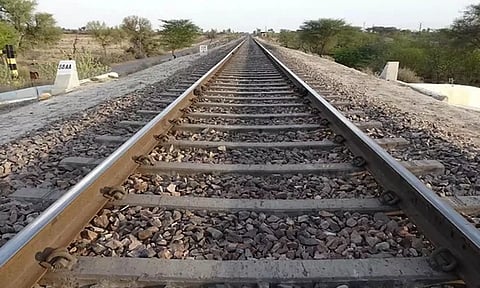 தண்டவாளத்தில் 420 கொக்கிகள் கழற்றப்பட்ட விவகாரம்: ரெயில்வே துறையை சேர்ந்தவர்களுக்கு தொடர்பு