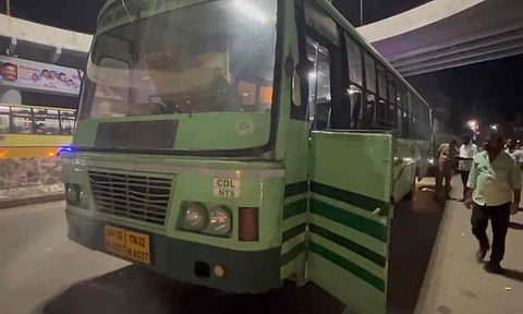 அரசு விரைவு பஸ்சில் திடீர் புகை- பயணிகள் அலறியடித்து ஓட்டம்