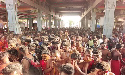 தசரா திருவிழா: குலசை முத்தாரம்மன் கோவிலில் குவிந்த பக்தர்கள்