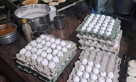 அரசின் சத்துணவு முட்டைகள் விற்பனை: திருச்சியிலும் ஒரு ஓட்டலுக்கு சீல்வைப்பு