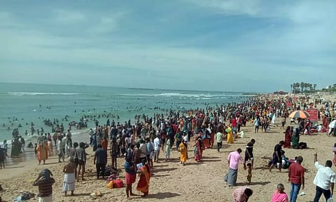 விடுமுறை தினமான இன்று திருச்செந்தூரில் குவிந்த பக்தர்கள்