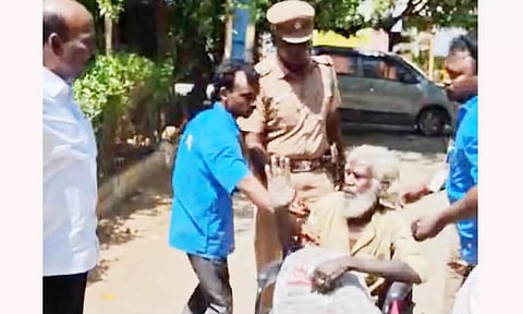 தவழ்ந்து வந்த முதியவர்- கண்டு கொள்ளாத மருத்துவ ஊழியர்கள்