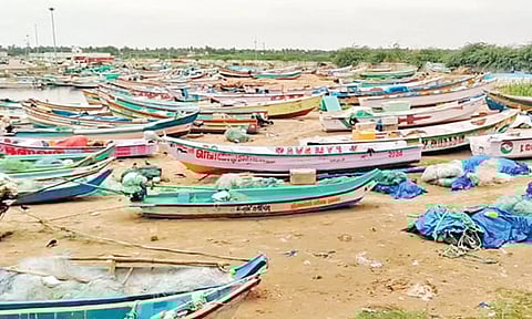 மீனவர்களை விடுதலை செய்யக்கோரி பூம்புகார் மீனவர்கள் 2-வது நாளாக தொடர் வேலைநிறுத்தம்