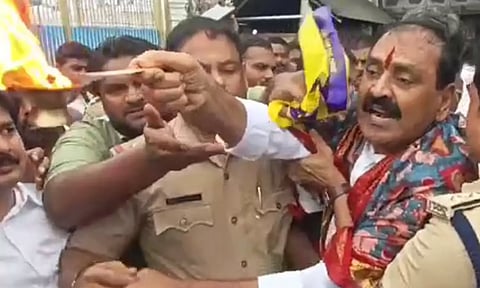 லட்டில் கலப்படம் இருந்தால் என் குடும்பம் நாசமாக போகட்டும்.. கற்பூரம் ஏற்றி சத்தியம் செய்த ஜெகன் மோகன் உறவினர்