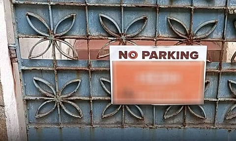 'NO PARKING' பலகைகளை முன் அனுமதியின்றி வைக்க கூடாது - சென்னை காவல்துறை
