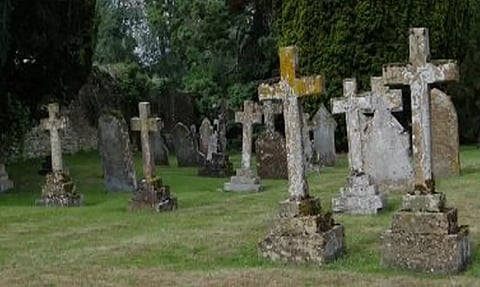 சூதாட்ட கடனை அடைக்க மனித எலும்புகளை வைத்து பணம் பறிக்க முயன்ற நபர் கைது