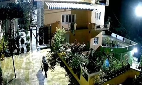 கோத்தகிரி அருகே குடியிருப்பு பகுதியில் நடமாடும் கருஞ்சிறுத்தை: பொதுமக்கள் பீதி