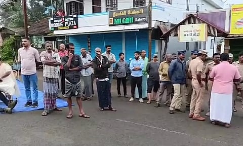 காட்டு யானை தாக்கி முதியவர் பலி: பொதுமக்கள் மறியல்- போக்குவரத்து பாதிப்பு