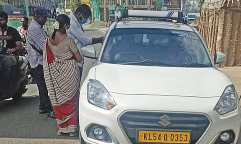 கன்னியாகுமரிக்கு வரும் கேரள சுற்றுலா பயணிகளிடம் நிபா வைரஸ் காய்ச்சல் பரிசோதனை நடந்தபோது எடுத்தபடம்.