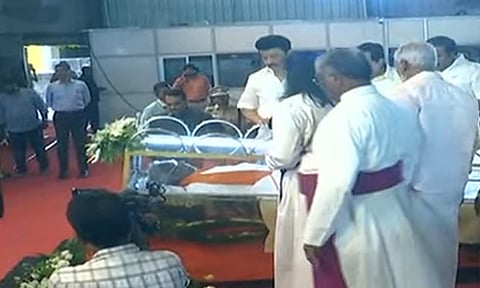 எஸ்றா சற்குணம் உடலுக்கு காவல்துறை மரியாதையுடன் இறுதி அஞ்சலி