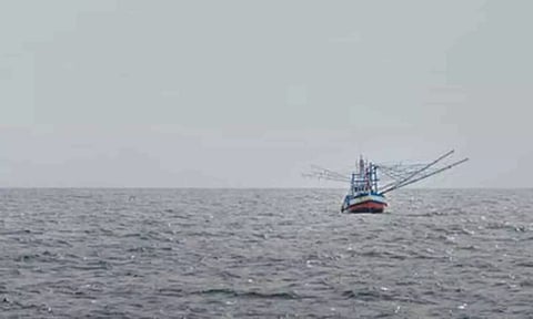 விசைப்படகு என்ஜின் பழுதானதால் நடுக்கடலில் குமரி மீனவர்கள் 12 பேர் தவிப்பு