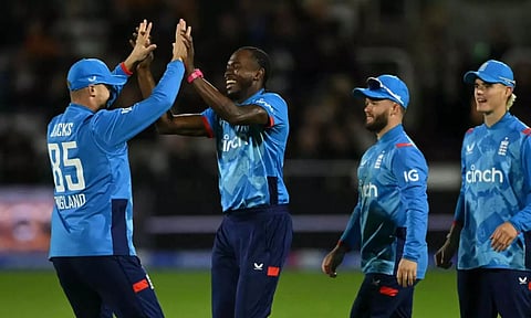 இங்கிலாந்து பந்து வீச்சாளர் ஆர்ச்சரை பாராட்டும் சக வீரர்கள்