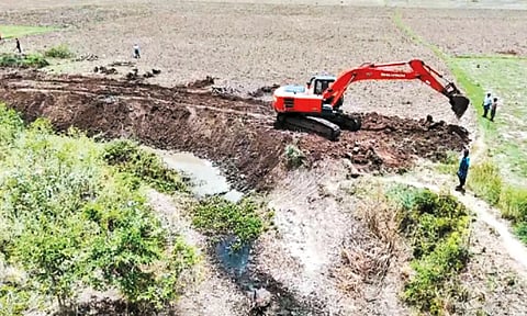 சிதம்பரம் அருகே ஆதிவராகநல்லூரில் பாசன வாய்க்கால் தூர்வாரப்பட்ட போது எடுத்த படம்.