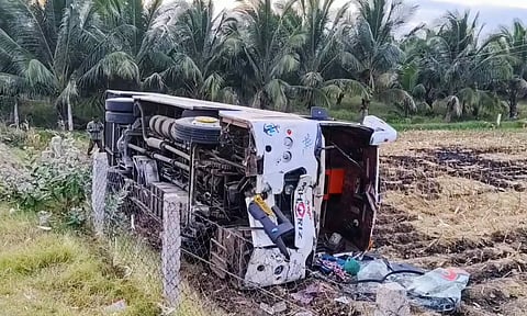 தேனி அருகே சுற்றுலா பஸ் கவிழ்ந்து மாணவர்கள், ஆசிரியர்கள் படுகாயம்