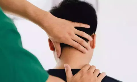 சலூன் கடையில் 'ஹெட் மசாஜ்' செய்து  கொண்ட இளைஞருக்கு நேர்ந்த விபரீதம்.. அதிர்ச்சி சம்பவம்