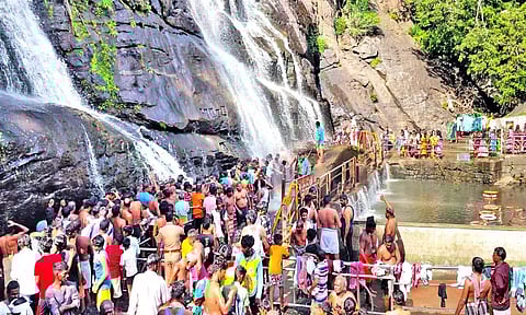 குற்றாலம் அருவிகளில் குவிந்த சுற்றுலாப் பயணிகள்