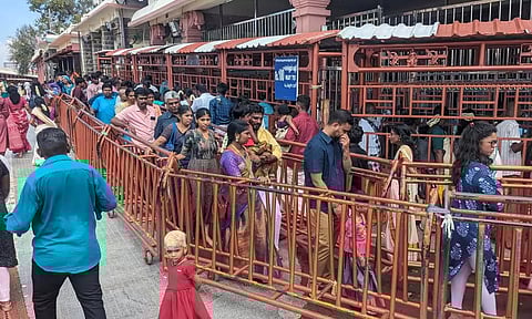 காலாண்டு விடுமுறை எதிரொலி- பழனிக்கு படையெடுத்த பக்தர்கள்