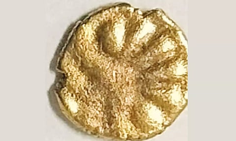 விஜயகரிசல்குளம் அகழாய்வில் தங்க நாணயம் கண்டெடுப்பு