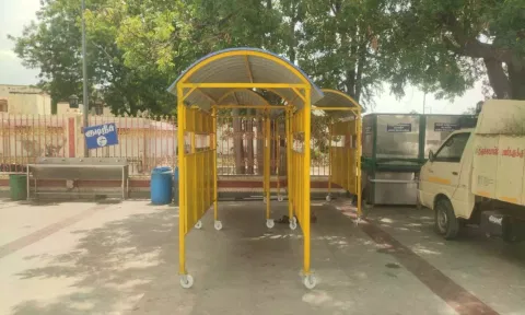 வெயிலின் தாக்கம் காரணமாக பண்ணாரியம்மன் கோவிலில் நகரும் நிழற்குடைகள்