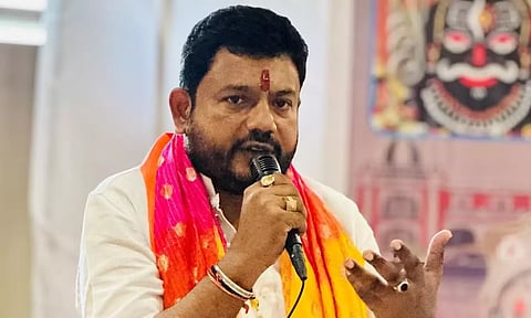 நவராத்திரி கொண்டாடும் முன் கோமியம் குடிக்க வேண்டும்.. பகீர் கிளப்பிய பா.ஜக. நிர்வாகி