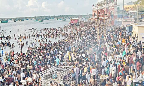 மகாளய அமாவாசை: ராமேசுவரம் அக்னி தீர்த்தக்கடலில்  புனித நீராடிய பக்தர்கள்