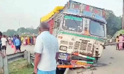 லாரி-டிராக்டர் மோதி 10 தொழிலாளர்கள் பலி