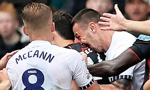 எதிர் அணி வீரரை கடித்த கால்பந்து வீரருக்கு ரூ.16 லட்சம் அபராதம்