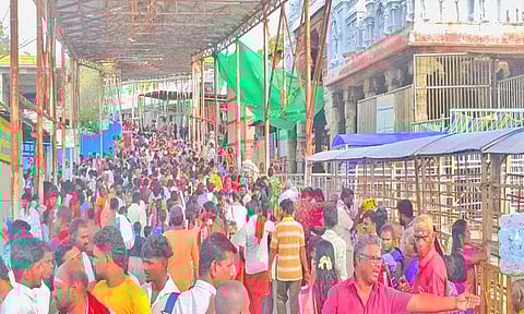 காலாண்டு விடுமுறை: திருச்செந்தூரில் பல்லாயிரக்கணக்கான பக்தர்கள் திரண்டனர்
