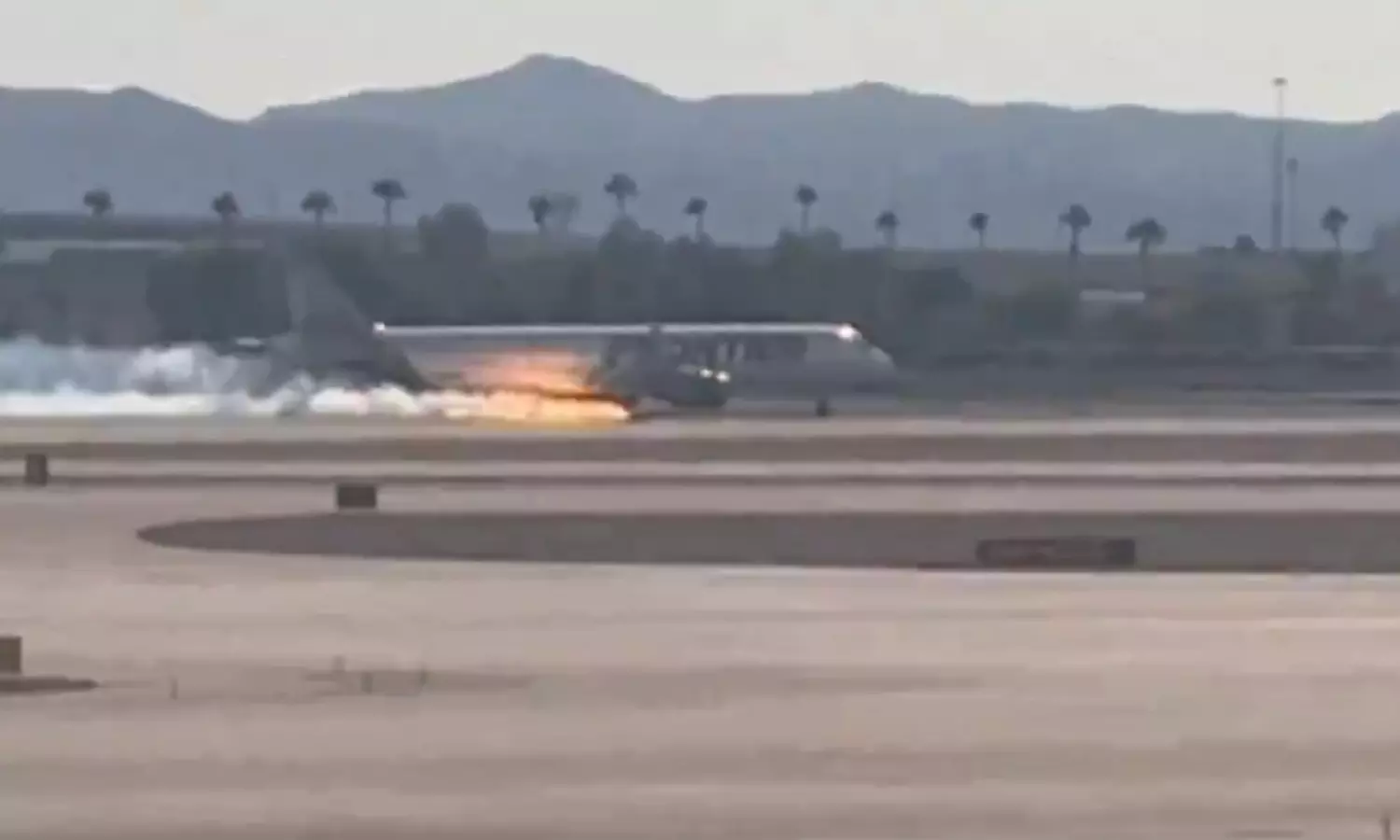 லேண்டிங் செய்த போது விமானத்தில் தீப்பிடித்து எரிந்ததால் பரபரப்பு